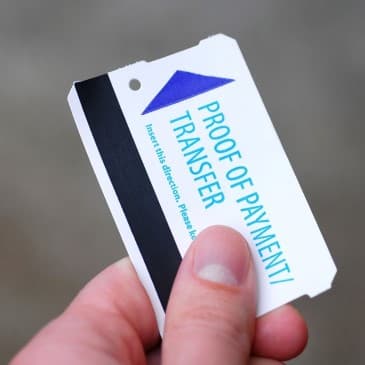 Billet de stationnement avec bande magnétique tenu en main